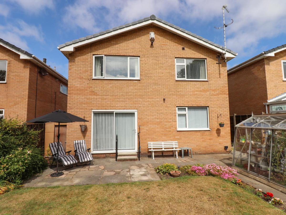 Spring Close Southport Exterior photo